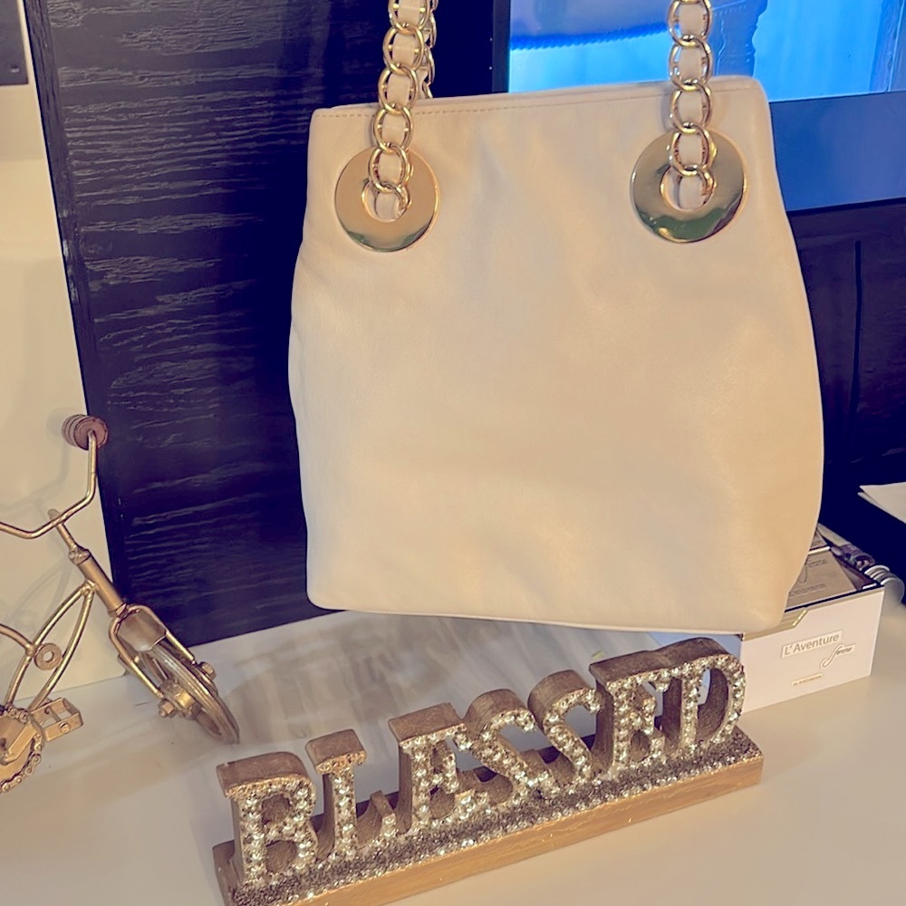 Ivory & gold hand bag with gold-chain shoulder straps. Look like “ old $$!” - Picture 3 of 6